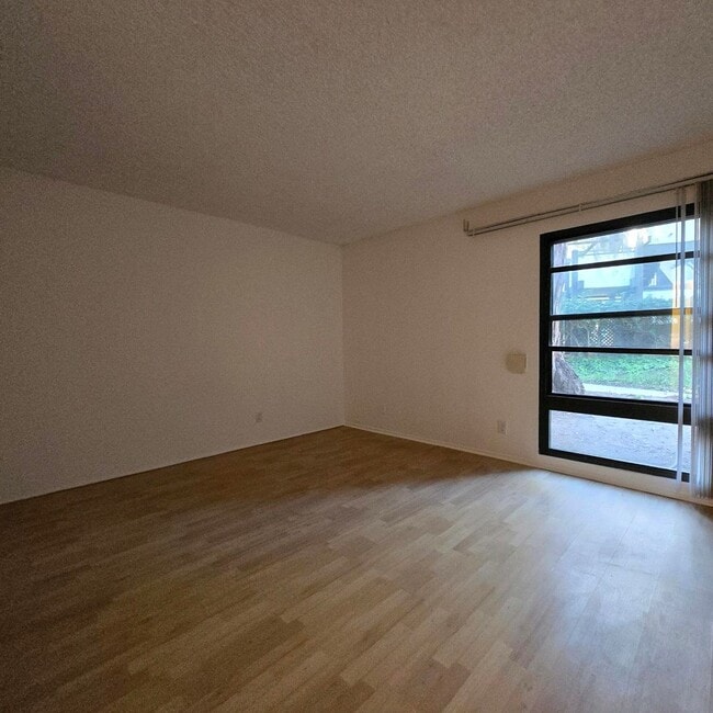 Building Photo - Playa Del Rey 1 bedroom apartment in Large outdoor community