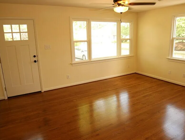 Building Photo - 7966 Kenmore Dr