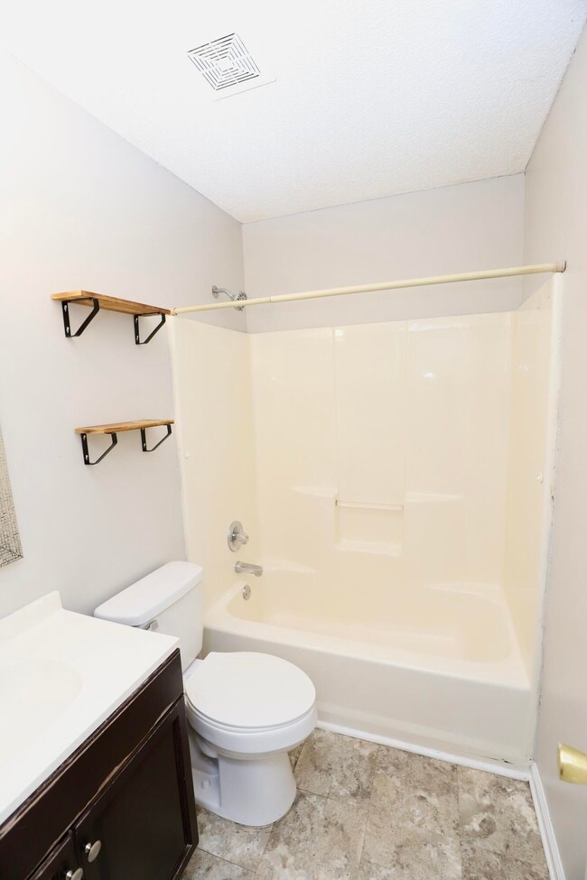 Building Photo - 806 Club Ln