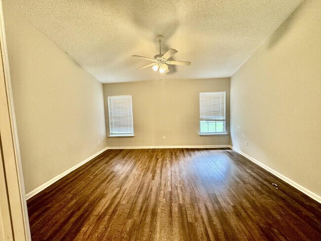 Building Photo - Spacious 4/2 Available for Rent.