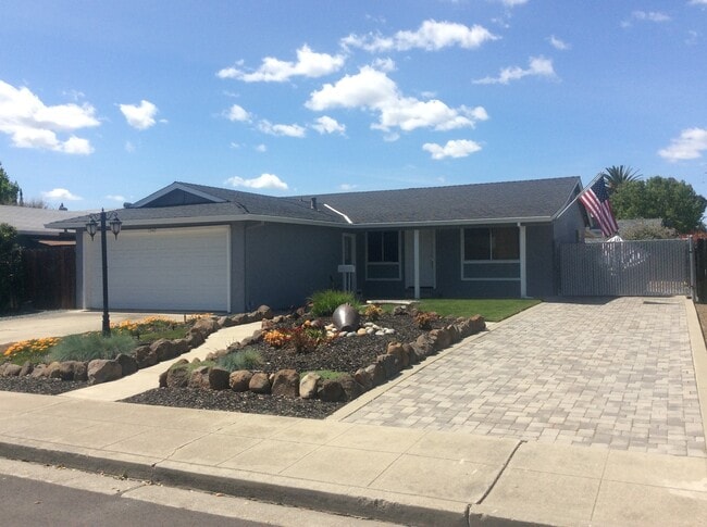 Building Photo - Charming & Cozy 3 Bedroom Home in Livermor...
