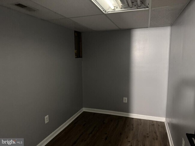 Building Photo - 813 Chesney Ln