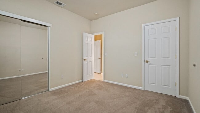 Building Photo - Beautiful 3 bedroom single story home