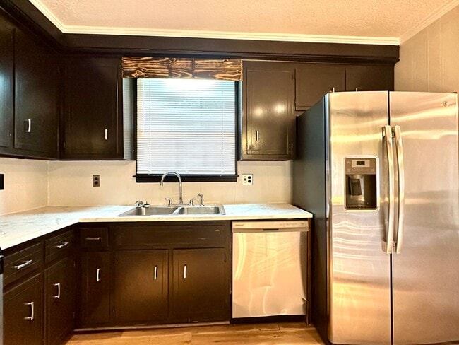 Building Photo - 28 Leonard Dr