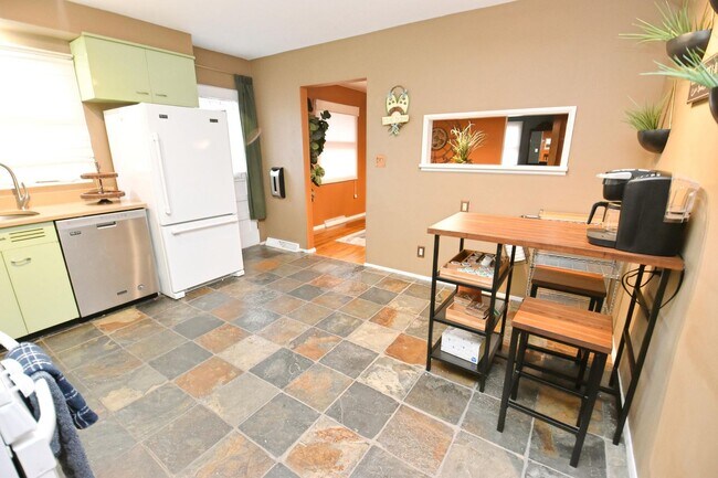 Building Photo - Furnished or unfurnished 4 bedroom 3 full bath home near the University of Notre Dame.