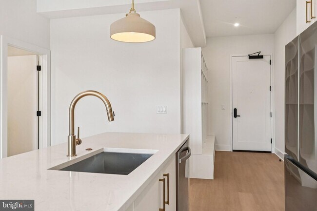 Building Photo - 30 W Allens Ln