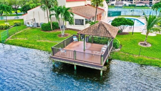 Building Photo - 5846 Mirror Lakes Blvd