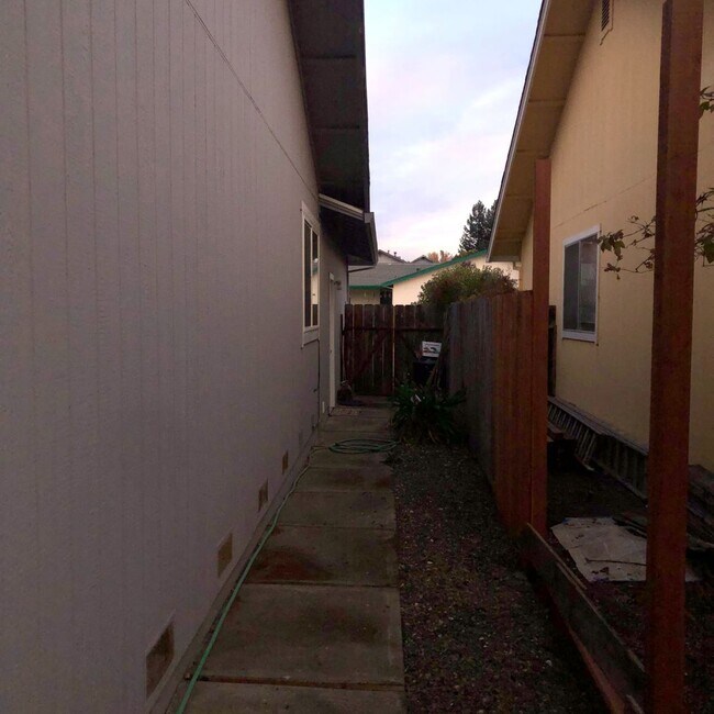 Building Photo - Lovely 3 bedroom House in G Section of Rohnert Park Available Soon!