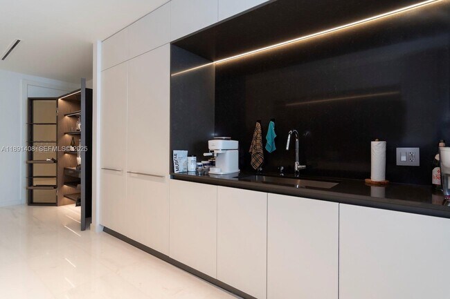 Building Photo - 300 Biscayne Blvd Way