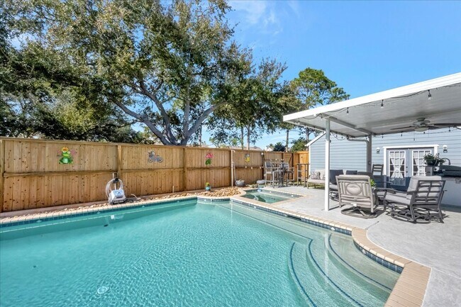 Building Photo - 16702 Dale Oak Way