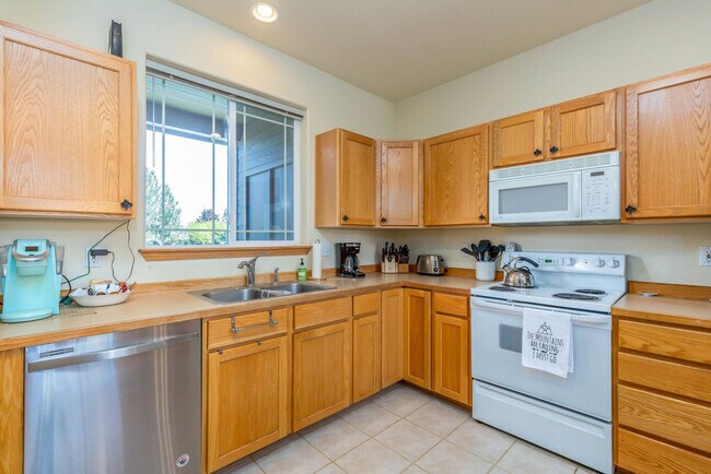 Building Photo - 951 Golden Pheasant Dr