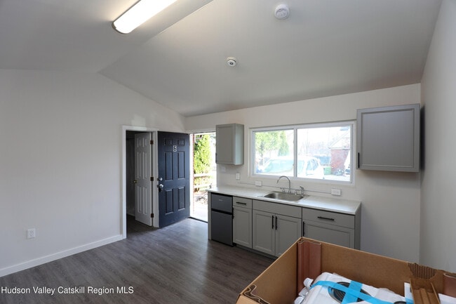 Building Photo - 669 Broadway