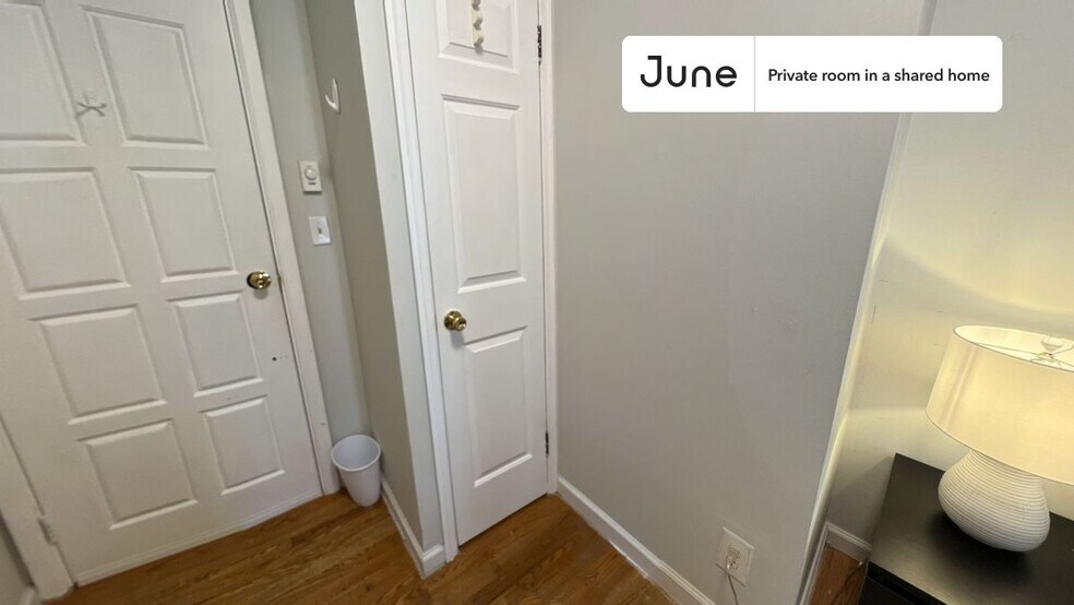 Building Photo - Private bedroom in 3 bed/1 bath Home