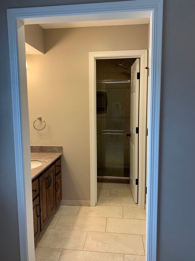 Building Photo - Large 4 Bedroom/3 Bath Home in Lee's Summit