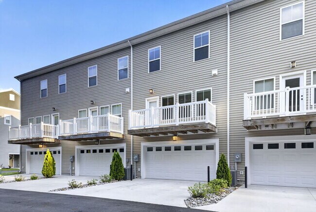 Building Photo - 2011 Laycock Ln
