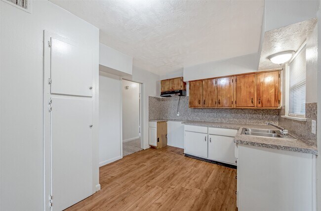 Building Photo - 6114 Doulton Dr