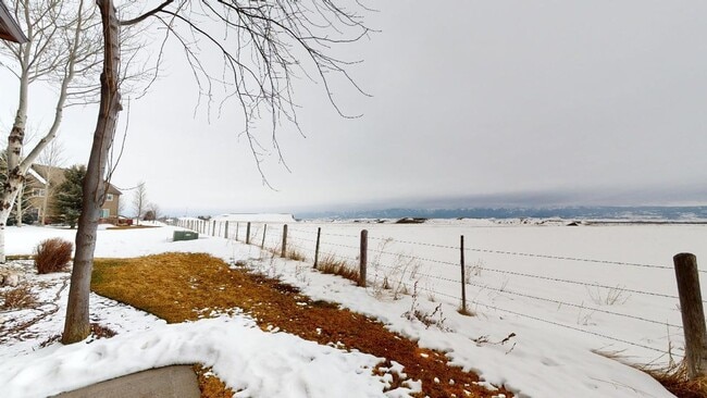 Building Photo - New furnished 3 bedroom 2 bathroom Condo, with optional garage