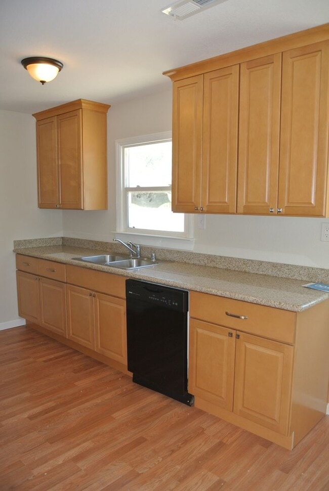 Building Photo - **COMING SOON** Adorable 2 Bedroom, 1 Bath...