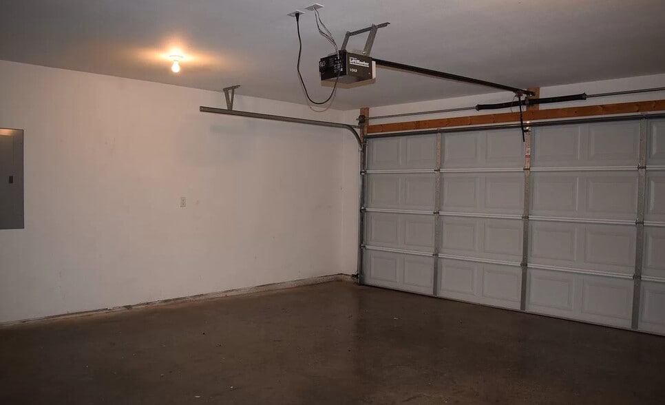 Garage - 24353 Tanglewood Rd
