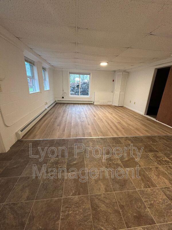 Building Photo - 1495 Ten Rod Rd