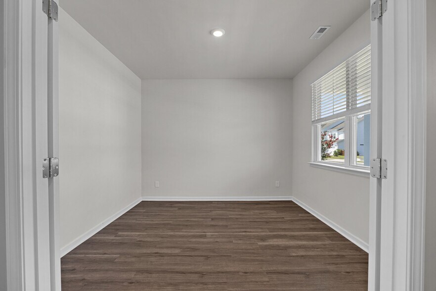 Building Photo - 93 Whalebone Ave