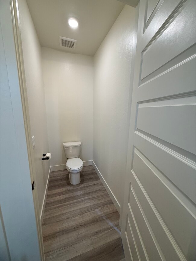 Building Photo - 402 Broadstone Ct