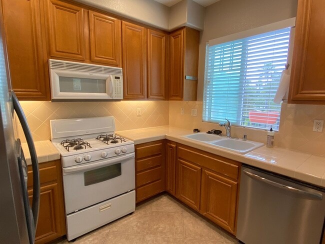 Building Photo - Well Kept 2 Bedroom townhome in San Marcos