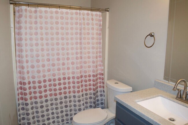 Building Photo - Great 3 Bed 2 Bath House!