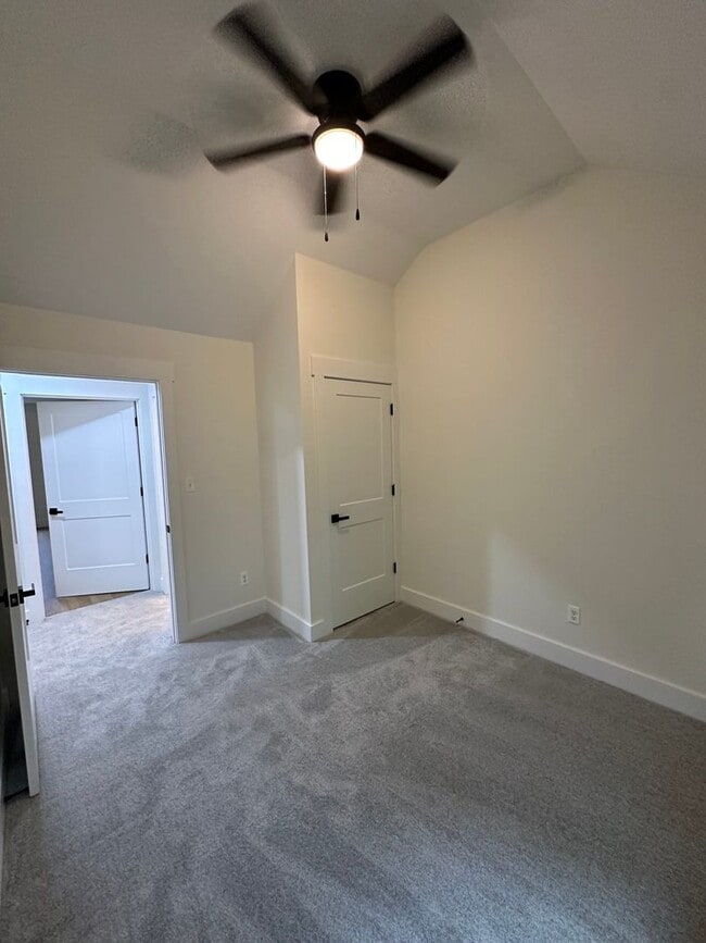 Building Photo - Gorgeous townhome on Candlers Mt! Close to LU. First month rent half off special!