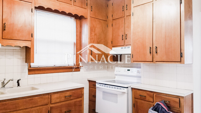 Kitchen - 715 Euclid Ave