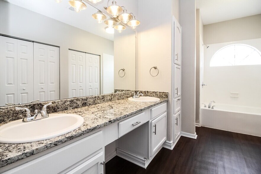 Building Photo - 1385 Chinaberry Dr