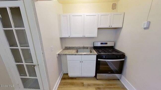 Building Photo - 566 Park Ave