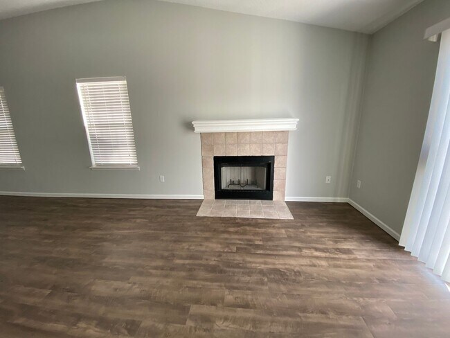 Building Photo - Great Location! 2 Bed 2 Bath 2 car garage.