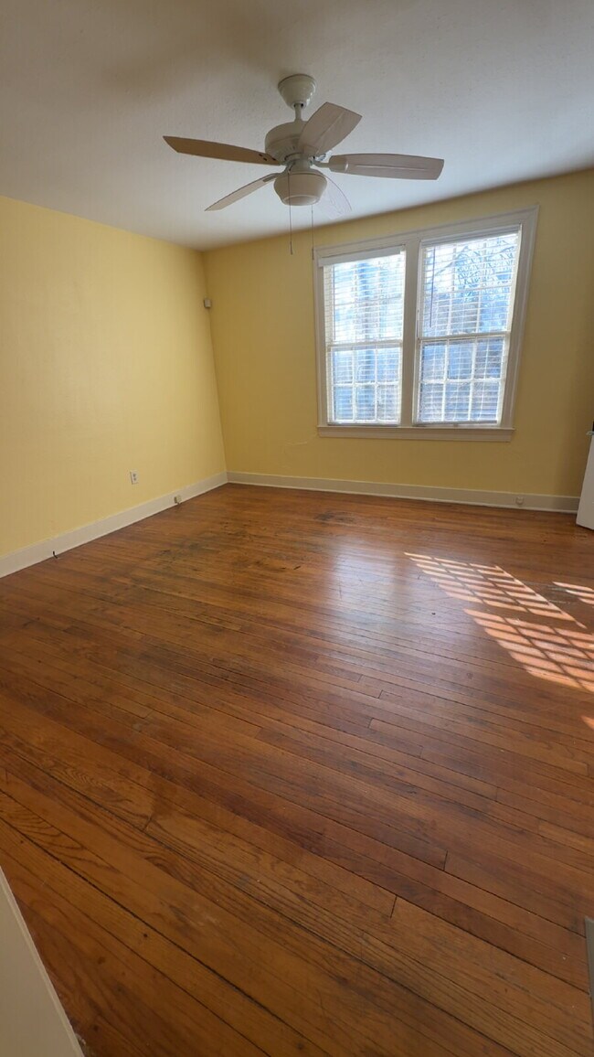 Building Photo - Belhaven apartment for $1195 with washer/ dryer and water included!!