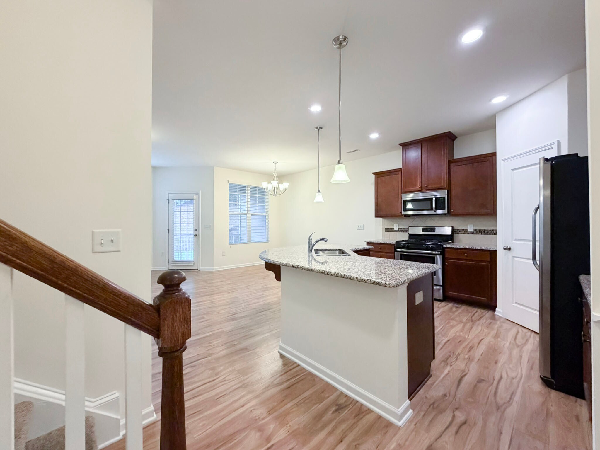 Building Photo - 907 Saratoga Dr