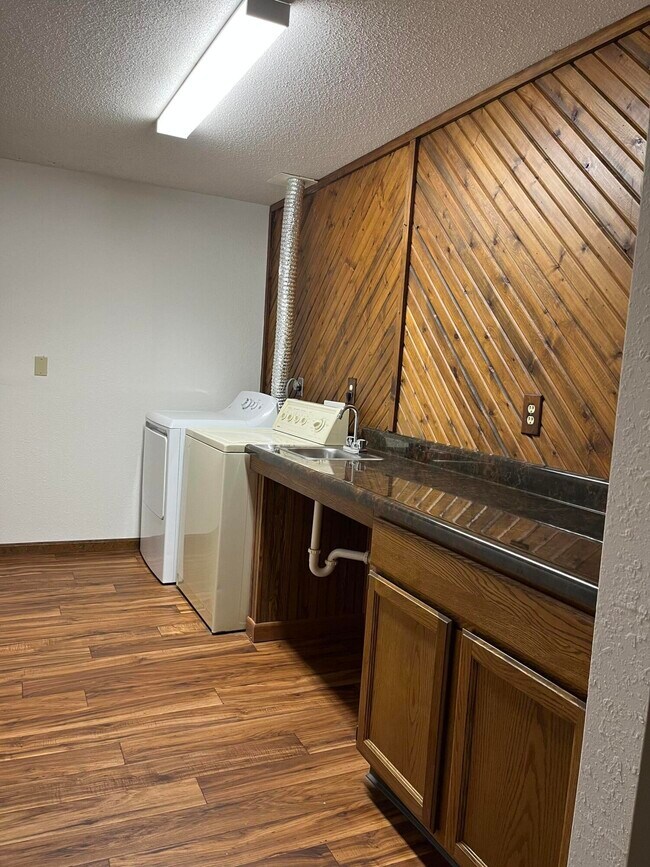 Building Photo - 447 Foxfire Dr