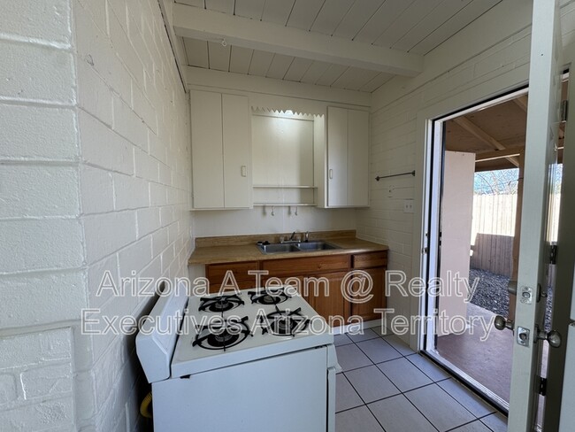 Building Photo - 2631 N Fontana Ave