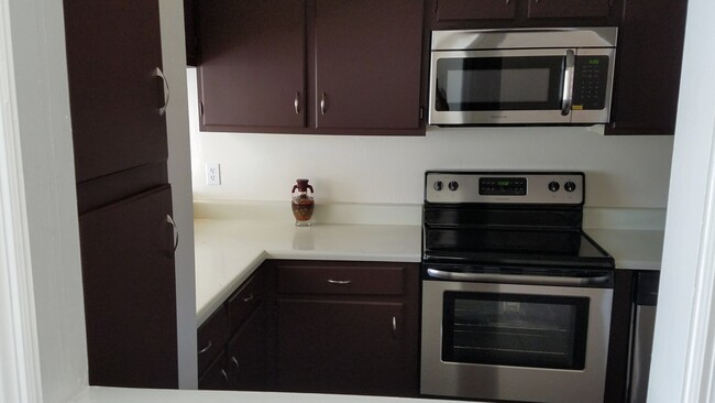 Building Photo - Amazing Remodeled Lake View Condo x Rent @...