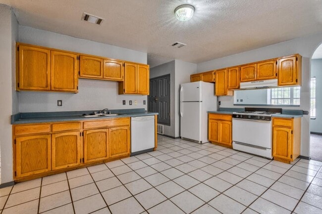Building Photo - Adorable 4 bedroom, 2 bath in East El Paso!