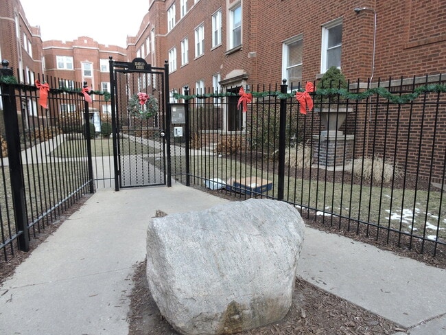 Building Photo - 1346 1/2 W Estes Ave