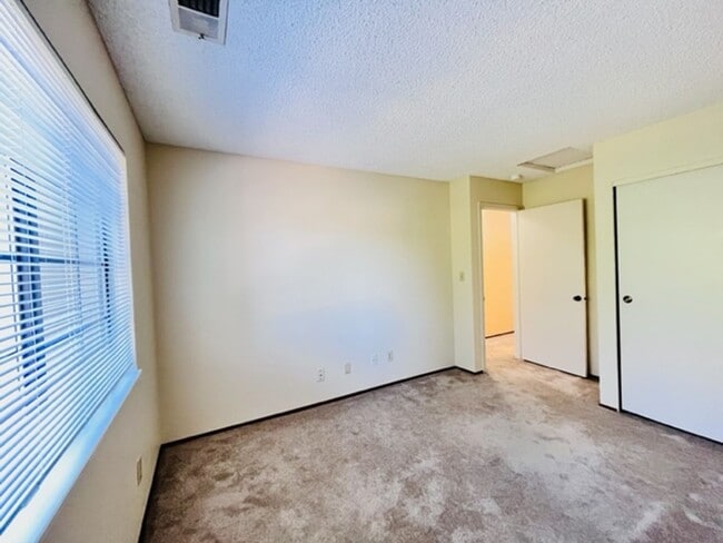 Building Photo - Move-In Ready, 2BD/2BA, Upper-Level, Singl...