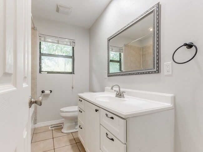 Building Photo - 3 Bedroom 1 Bath Home w/ 2 car garage in Shawnee