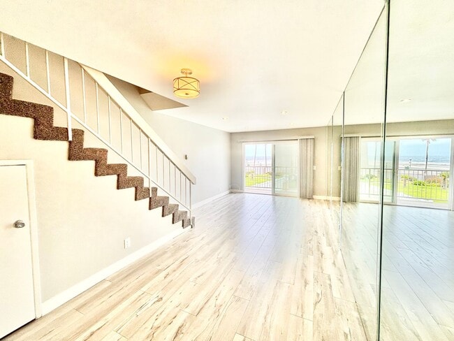 Building Photo - 258 E Surfside Dr