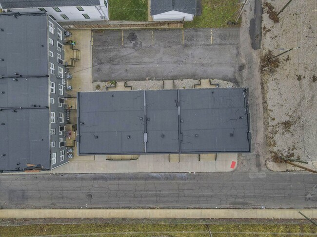 Building Photo - Modern 2BR Townhouse Walk to Downtown All Utilities Included