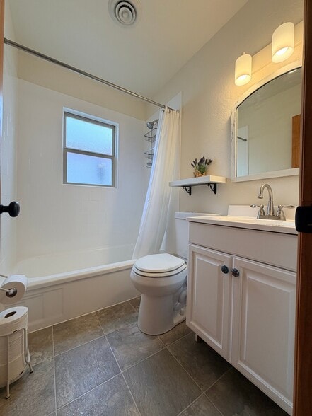 Building Photo - 405 S 12th St