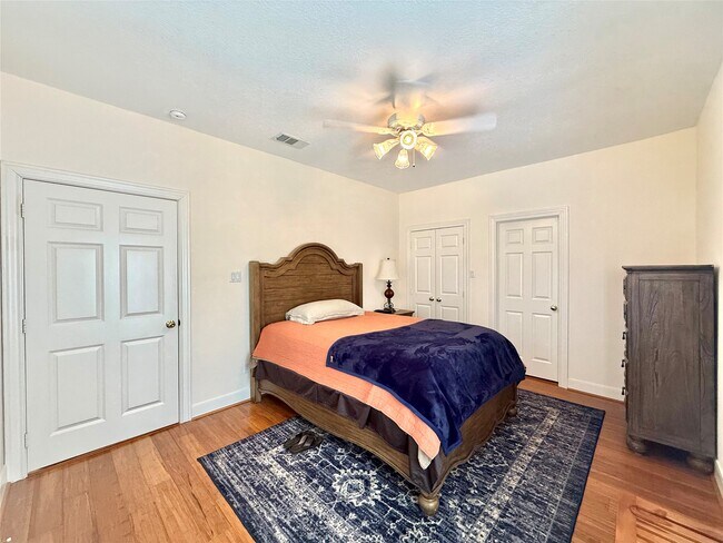 Building Photo - 16201 Surrey Ln