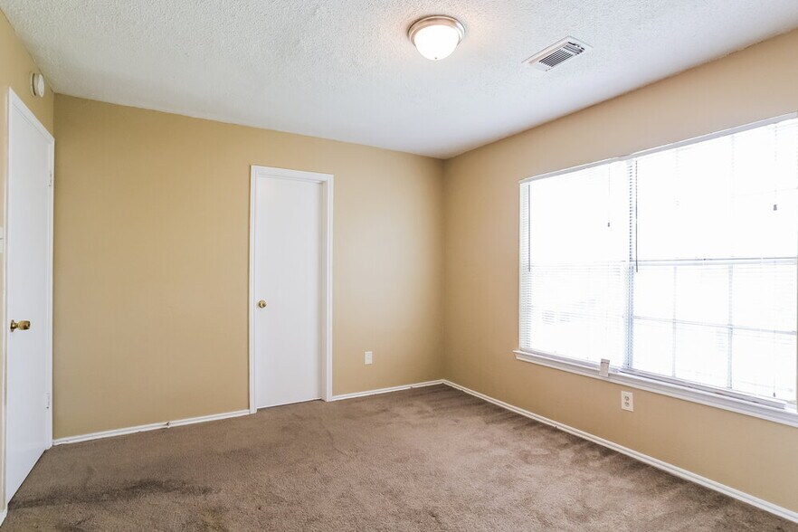 Building Photo - 6018 Fern Hollow Ct