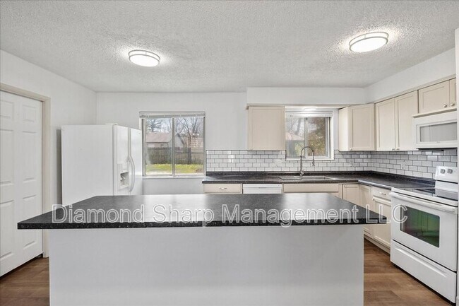 Building Photo - 807 Estate Dr