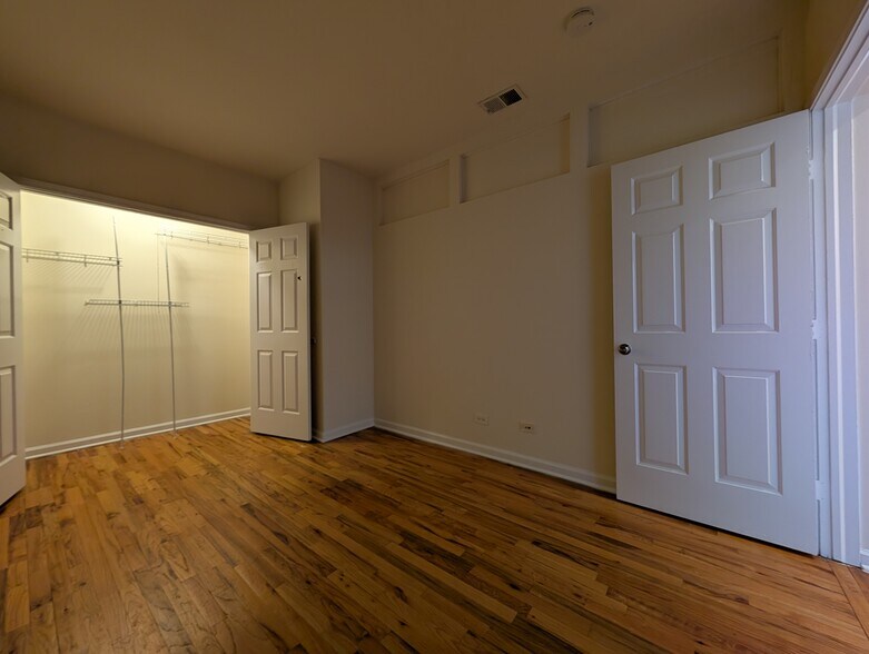 Building Photo - 912 W Dakin St