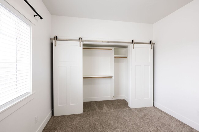 Building Photo - BEAUTIFUL 3 BED 2.5 BATH TOWNHOME IN SUGAR CITY